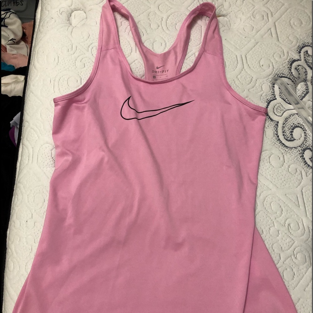 Nike women’s sleeveless dri fit top!